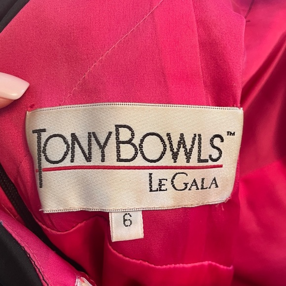 Tony Bowls black and pink formal dress. Size 6 but taken in as a 4 - Picture 3 of 4